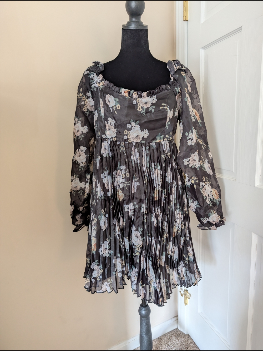 NWT Lulus Black Floral Long Sleeve Pleated Mini Dress Size Large - Picture 2 of 7